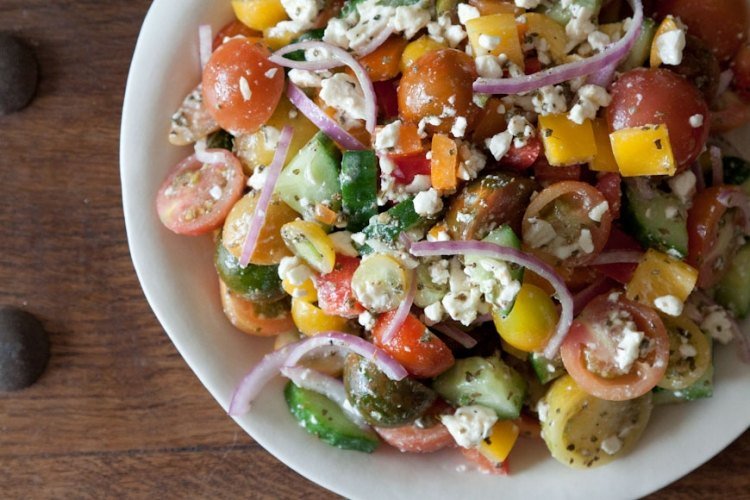 hälsosam-grekisk-sallad-körsbär-tomat-feta