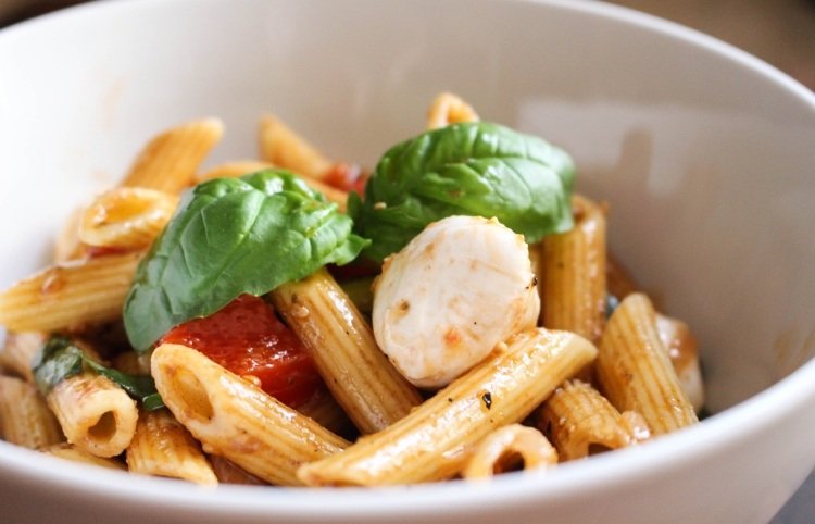 caprese pastasallad - recept mozzarella