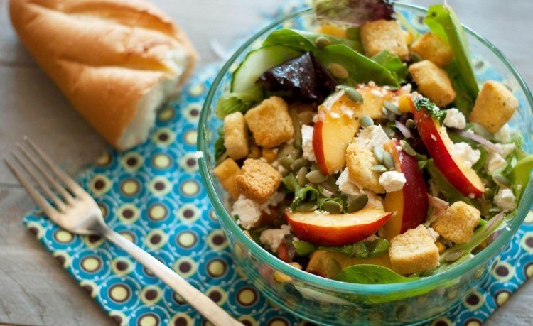 ovanlig-sallad-krutonger-aprikos