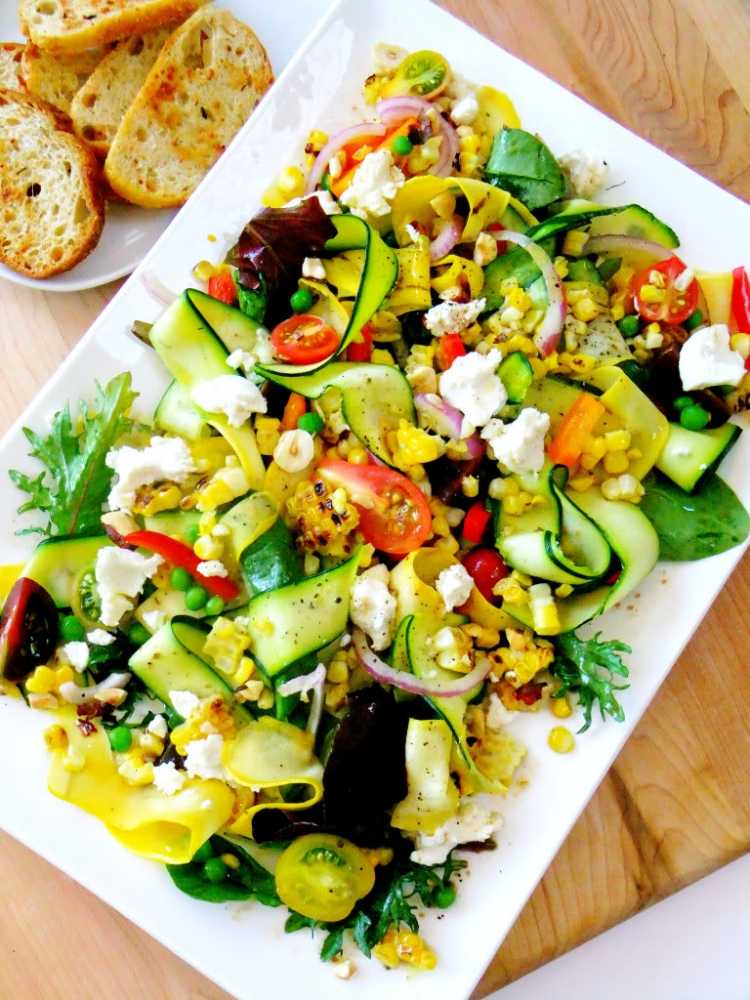 zucchini-remsor-majs-ärt-körsbär-tomat-ost
