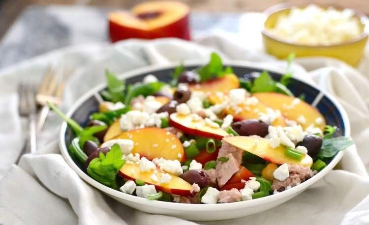 Tonfisk-nektarin-oliv-sallad-recept