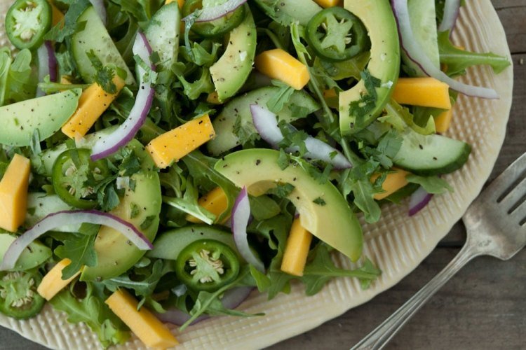 tropisk-sallad-gurka-avokado-mango