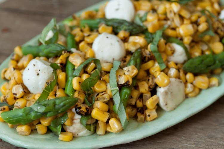 Sparris-basilika-majs-sallad-recept-mozzarella