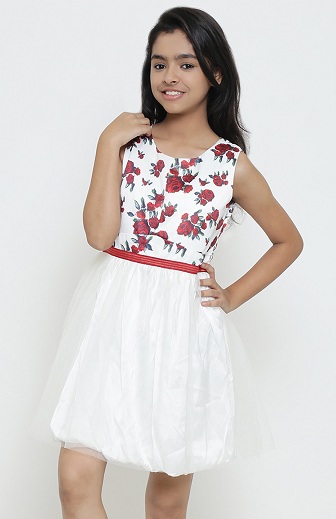 Valkoinen ja vaaleanpunainen kukkakuvioinen mekko