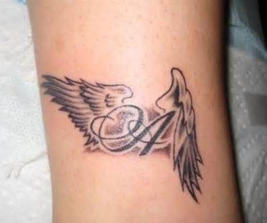 Γράμματα με φτερά σχέδιο τατουάζ αγγέλου