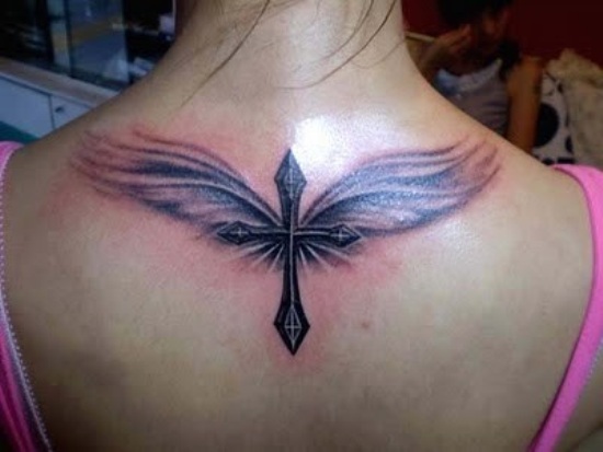 Σχέδιο τατουάζ Angel Style με σταυρό στυλ