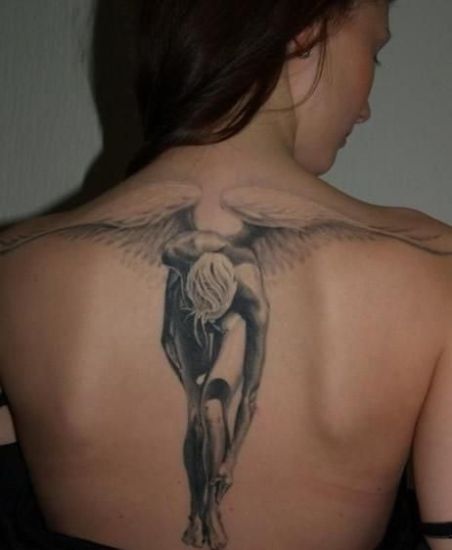 Σκιασμένη στάση με σχέδια τατουάζ αγγελιών φτερών