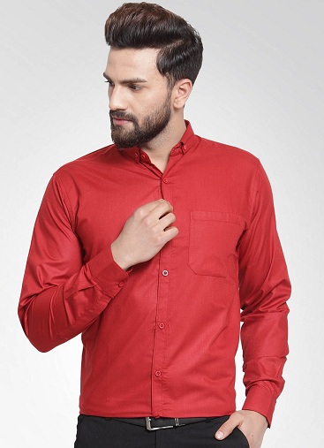 Napillinen muodollinen punainen paita