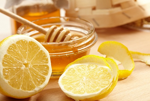 Πακέτο με λεμόνι με μέλι για δίκαιη επιδερμίδα
