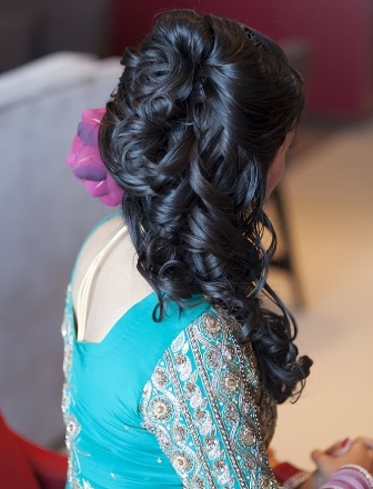 Half Up Half Down μπούκλες ινδικά χτενίσματα για μαλλιά μεσαίου μήκους