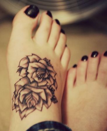 Ιδέες σχεδιασμού τατουάζ λουλουδιών για πόδια