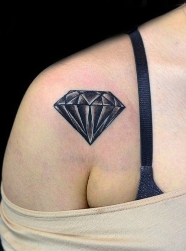Μαύρο διαμάντι τατουάζ στον ώμο