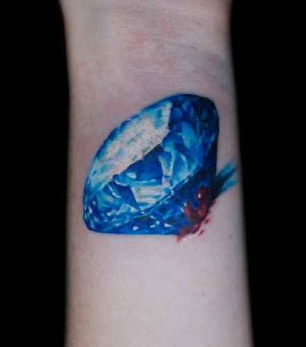 Μπλε διαμάντι τατουάζ 3D στον καρπό