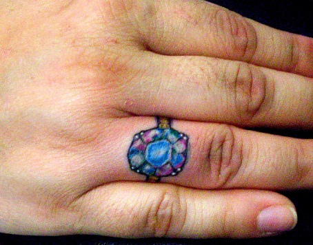 Μπλε και μοβ διαμάντι τατουάζ στο δάχτυλο