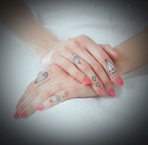 Σχέδια τατουάζ λευκού διαμαντιού στο δάχτυλο