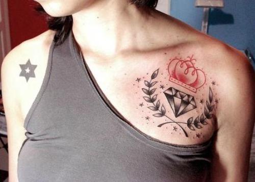 Διαμάντι τατουάζ στο στήθος