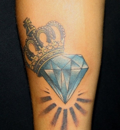 Διαμαντένια σχέδια τατουάζ με κορώνα