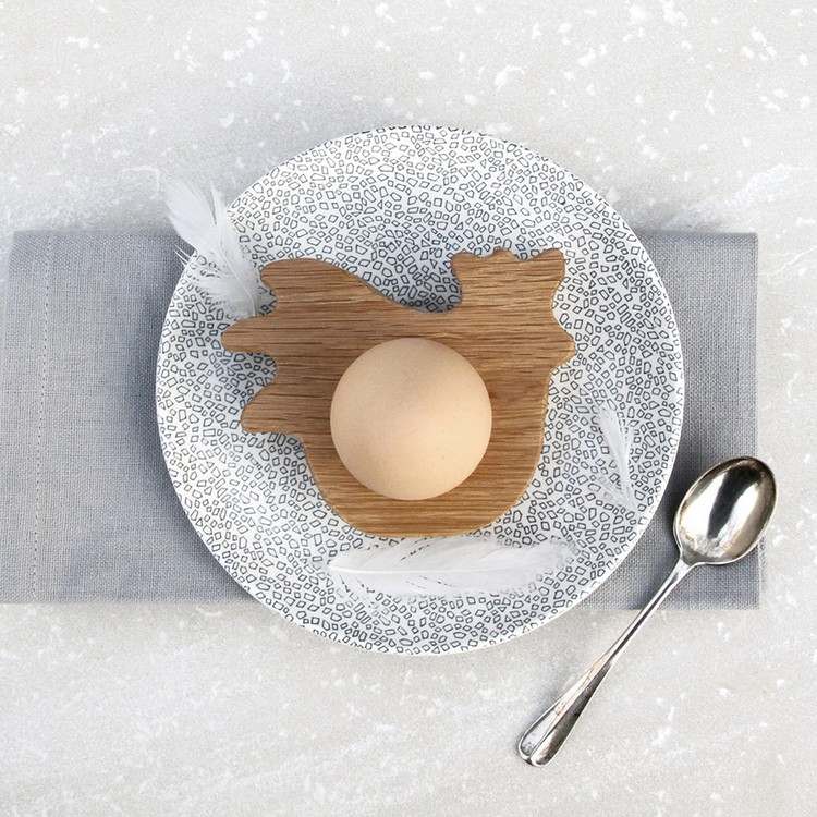 ägg-kopp-mönster-påsk-bord-dekoration-höna-vita-fjädrar