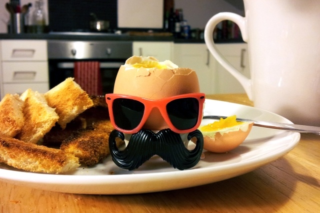 äggkopp cool påskbord dekoration glasögon mustasch