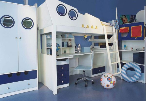 Välj loftsäng för barnrum-skepp design-blå väggfärg