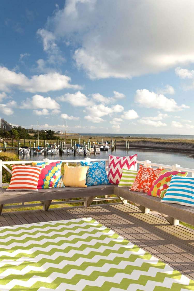 deco-idé-för-terrassen-färgglada-textilier-soffa-kuddar-sicksack-matta