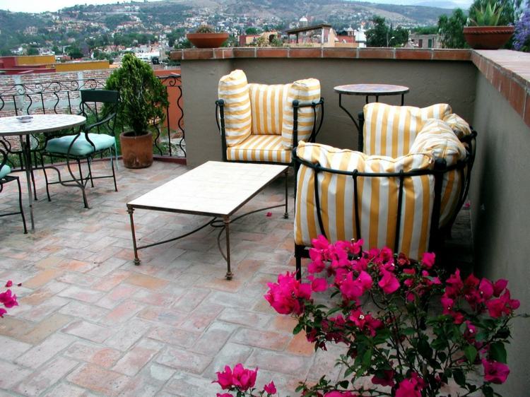 dekoration-idé-för-terrassen-remsor-klädsel-metall-trädgårdsmöbler