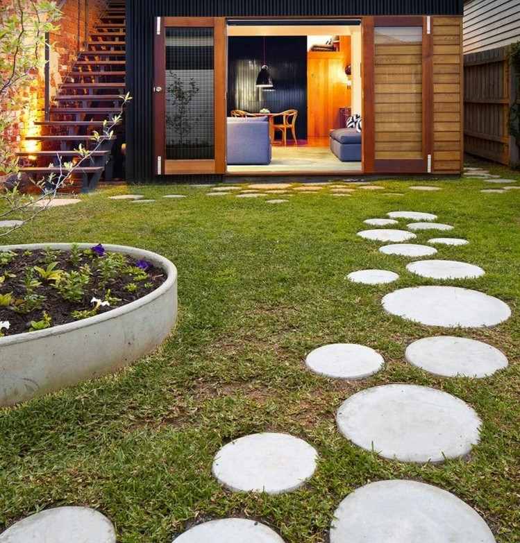 trädgård-stig-design-rund-betong-platta-gräsmatta