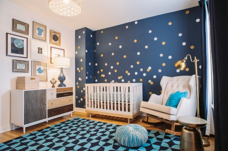barnrum-dekoration-pojke-kobolt-blå-vägg-måla-vit-gul-prickar
