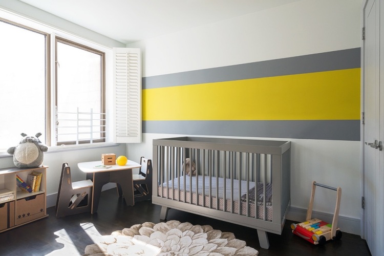 barnrum-dekoration-pojke-vägg-ränder-grå-gul