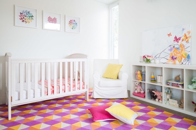 barnrum-dekoration-geometriska-färgglada-mattor-vita-vägg-möbler