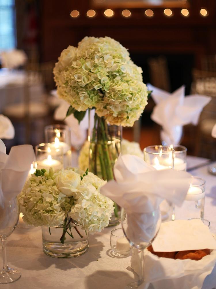 bröllop-bord-dekoration-romantisk-vit-hortensia-duk-vas-ljus-ljus