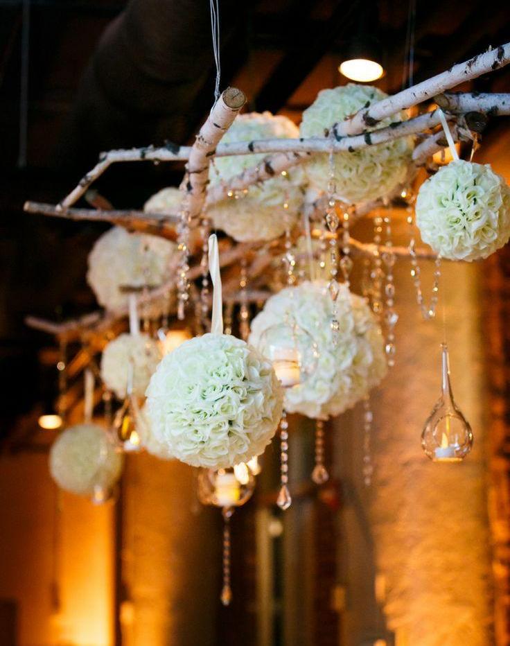 bröllop-bord-dekoration-romantisk-hängande-dekoration-bollar-blommor-vita-björk-grenar