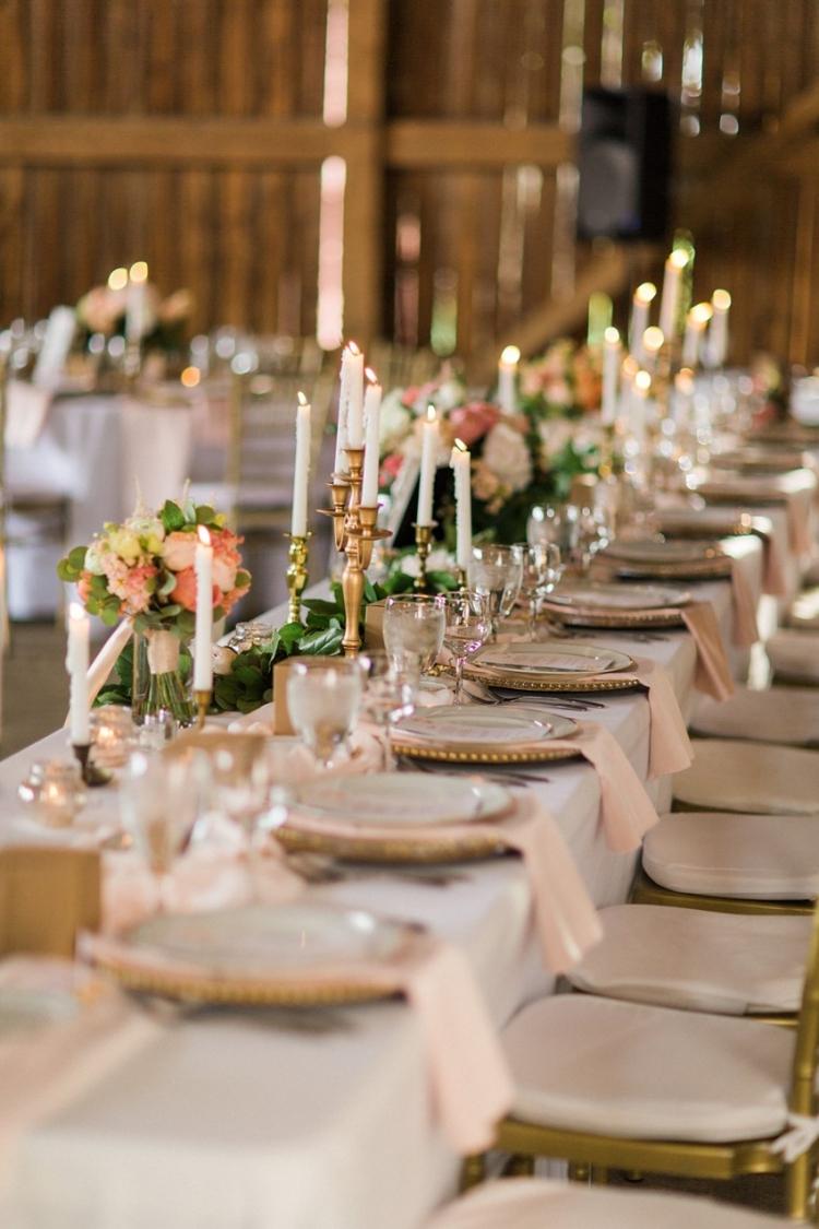 bröllopsbord dekoration-romantisk-vintage-ljusstake-gammal guld-mässing-duk-vit