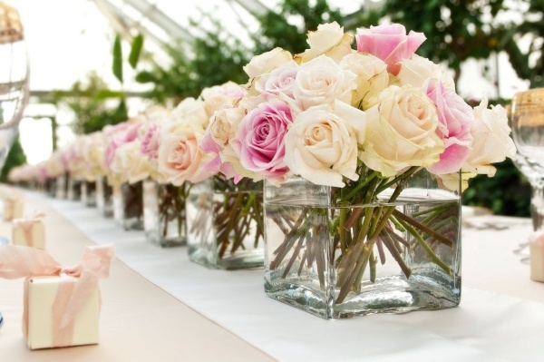 bröllop-buffé-bord-blomma-dekoration-små-blommor