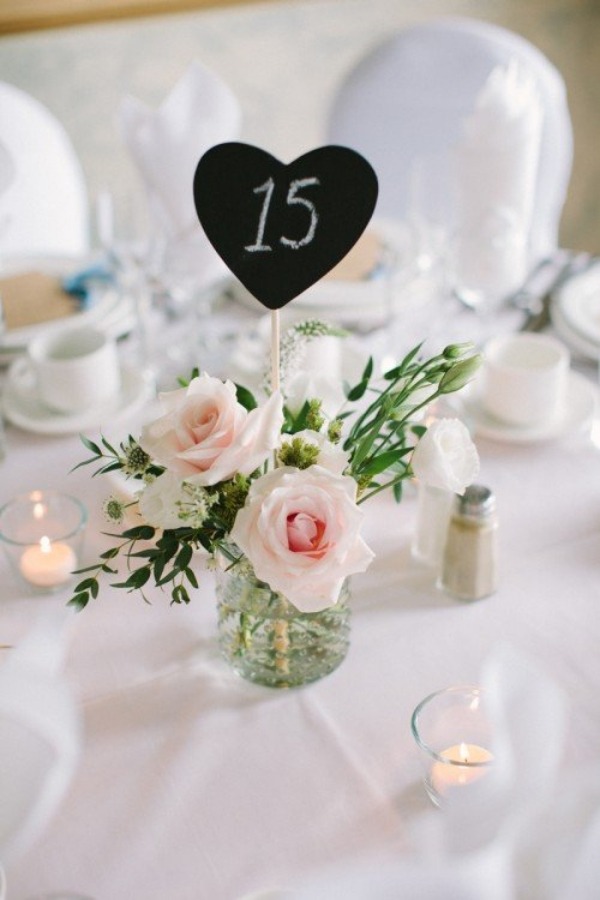 hjärta-dekoration-blomma-bord-idé-bröllop