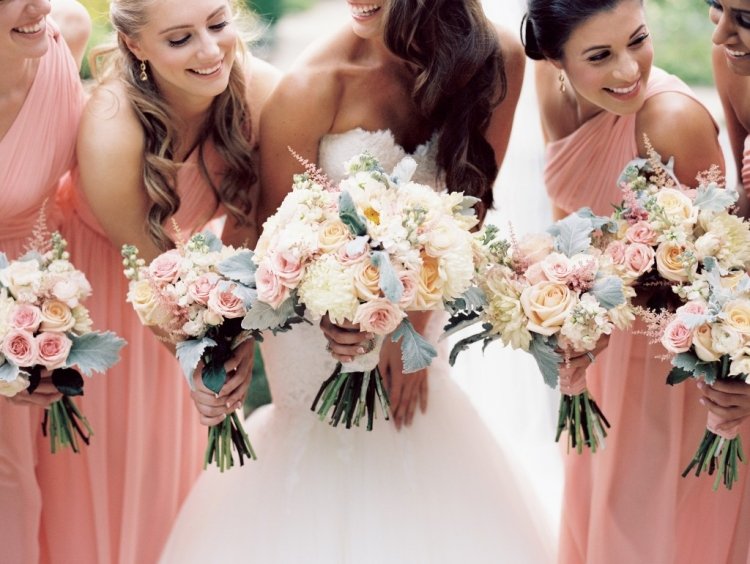 bröllop-dekoration-tärnor-bukett-blommor-klänningar-aprikosfärg