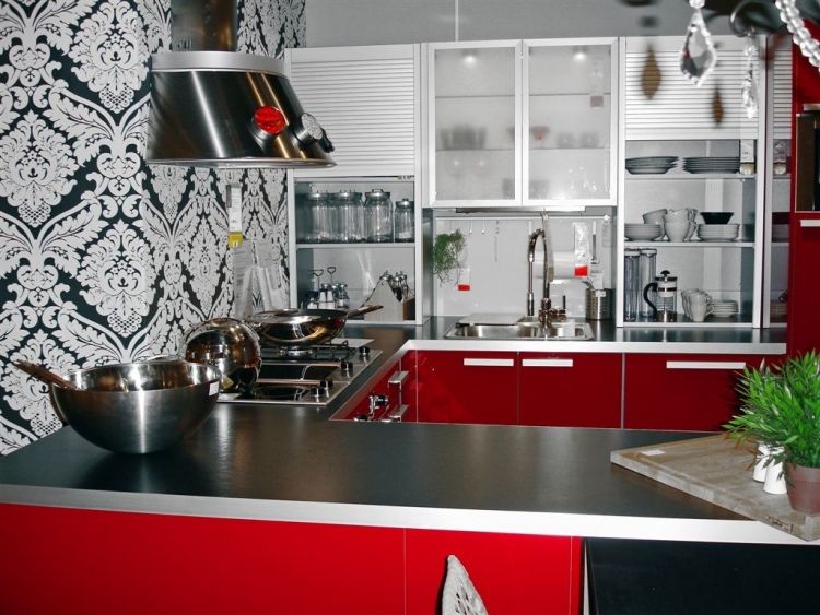 tapeter-kök-svart-vit-röd-köksfronter-metall-profiler-liten lägenhet