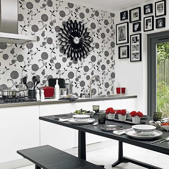 tapet-i-köket-svartvitt blommig fotoväggklocka