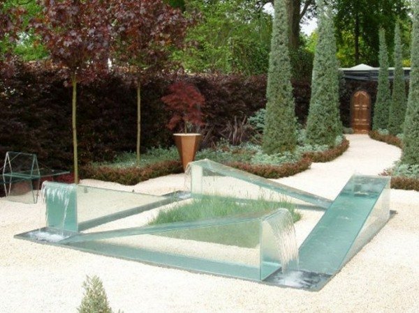 futuristisk minimalistisk trädgårdsfontän