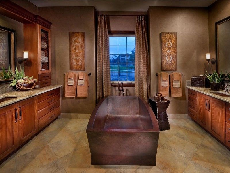 rustikt-badrum-fristående-badkar-koppar-botten-skåp-trä
