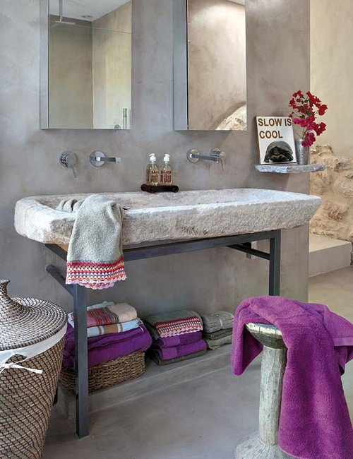 rustikt badrum natursten tvättställ exponerad betong