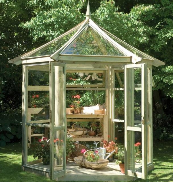 Trä trädgård skjul glas hus sommarsol