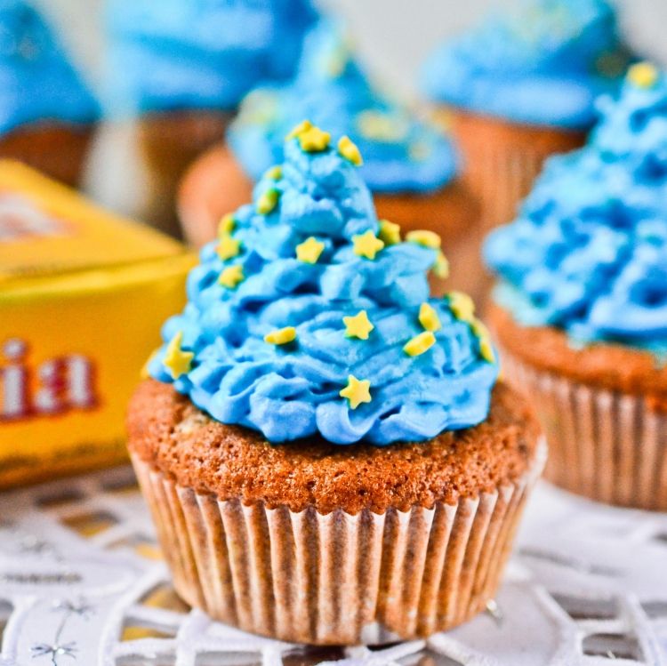 choklad-muffins-blå-glasyr-gul-stjärnor