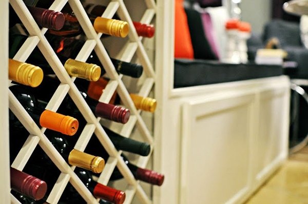 Vinställ kök inbyggt trägitter vinförvaring hemma