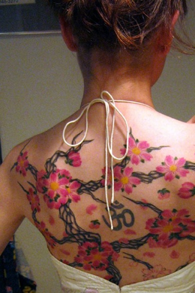 Om -tatuointi kauniille selälle