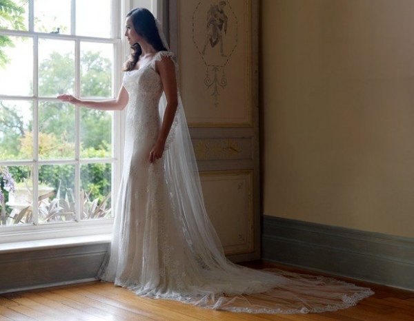 elegant-klänning-fönster-profil-kvinna-sommar