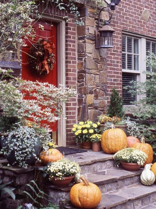 pumpor trappor kreativa dekorationsidéer dörrkransar på hösten
