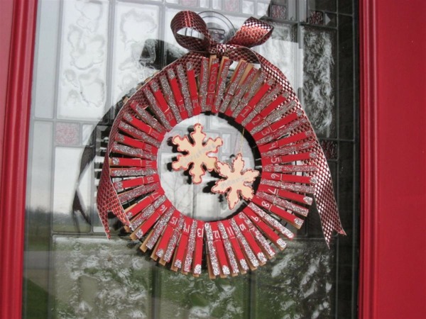 kreativa-idéer-för-advent-kalender-hantverk-dörr-krans-klädnypor