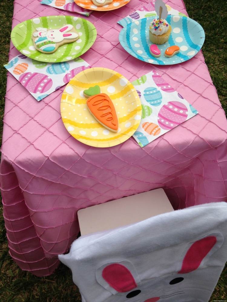 Påskdekoration-idéer-trädgårdsparty-barn-bordsdekoration-duk-rosa-papper-tallrik-kex-färgglada