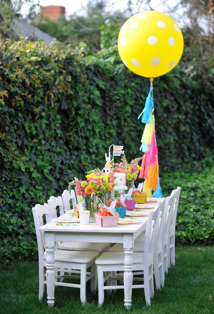 Påskdekoration-idéer-trädgård-fest-barn-bord-dekoration-vita-bord-ballonger-blommefärger